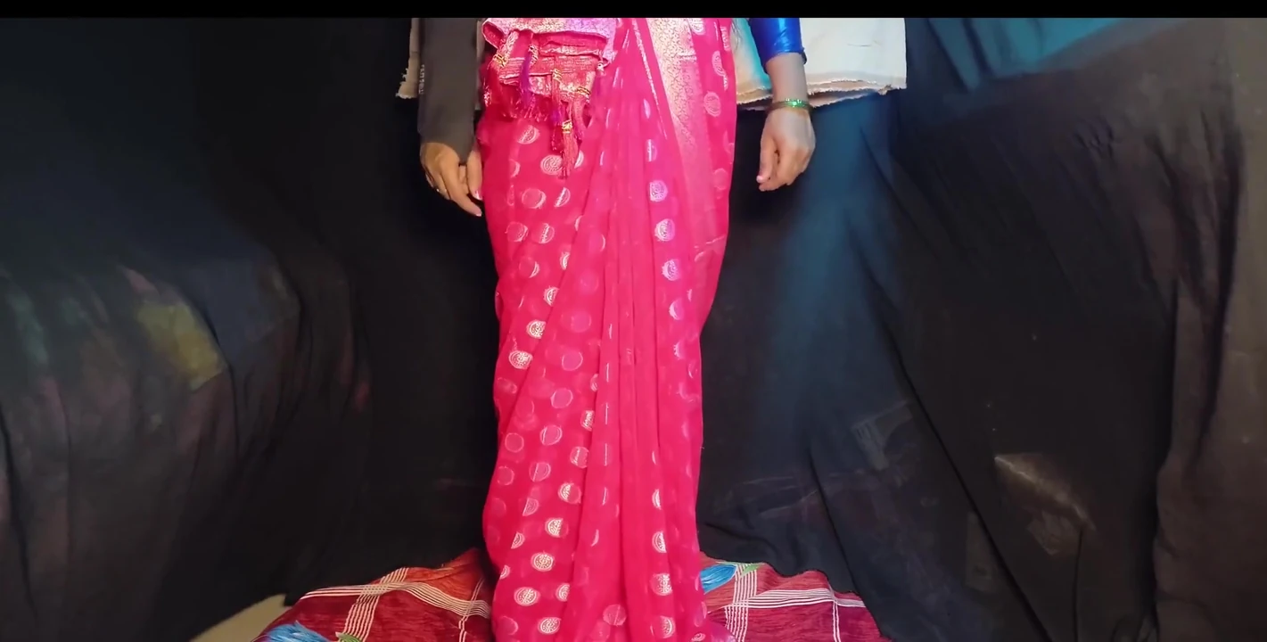 Üvey anne pembe sari içinde ateşli görünüyordu o ve Anand ayakta çeşitli pozisyonlarda seks yapıyor, yalancı desi ateşli seksi