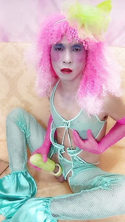 Transgender Oanh Le v sexy oblečení prožívá příliš velké potěšení