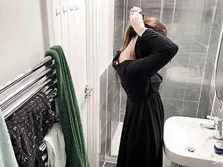 옴마!!! 에어비앤비 아파트에서 몰래 카메라 히잡을 쓰고 샤워하고 자위하는 이슬람 아랍 소녀
