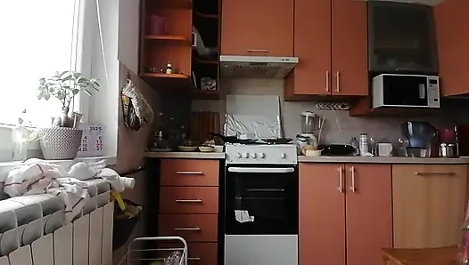 Eine Sexy Nackte Frau Bereitet Essen in Der Küche Vor.