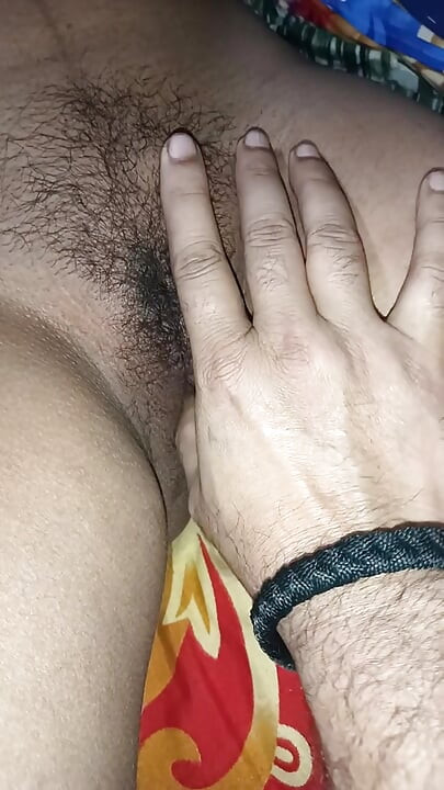 Desi Pooja Bhabhi Apni Chut Massage