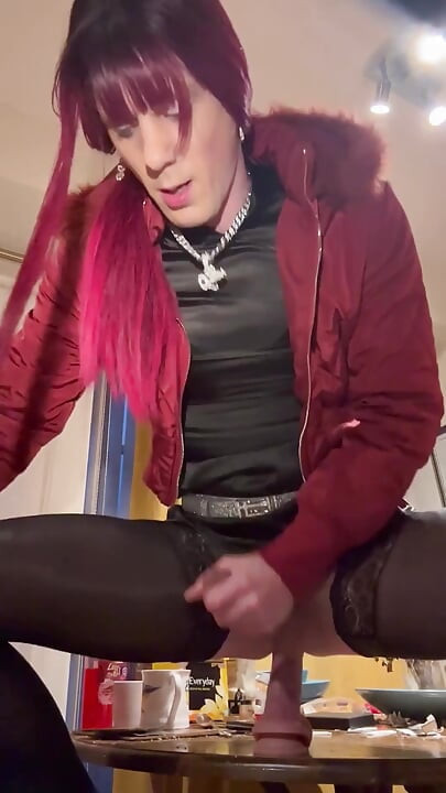 Jess Silk berijdt dildo
