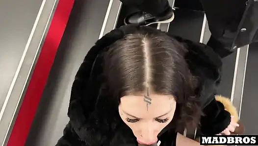 Der Französische Goth Kommt Zurück, Um Im Flur Des Gebäudes Gefickt Zu Werden!!