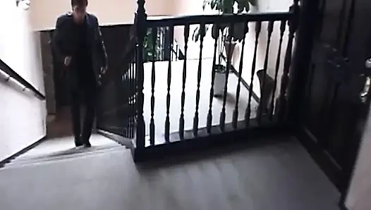 Sarışın orta yaşlı seksi kadın zonklayan yarağı gırtlağına kadar alıyor ve her yere boşalıyor