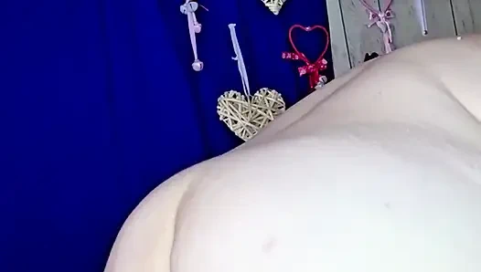 Танцует быстро обнаженной, он не может удержать это от ее шаловливой большой задницы