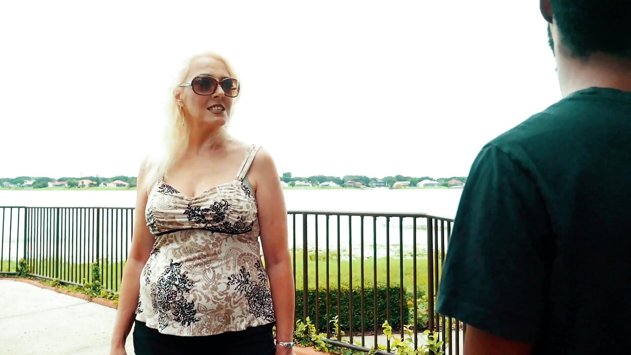 Lesbian nakal ini dientot habis-habisan sama pelanggan kulit hitamnya