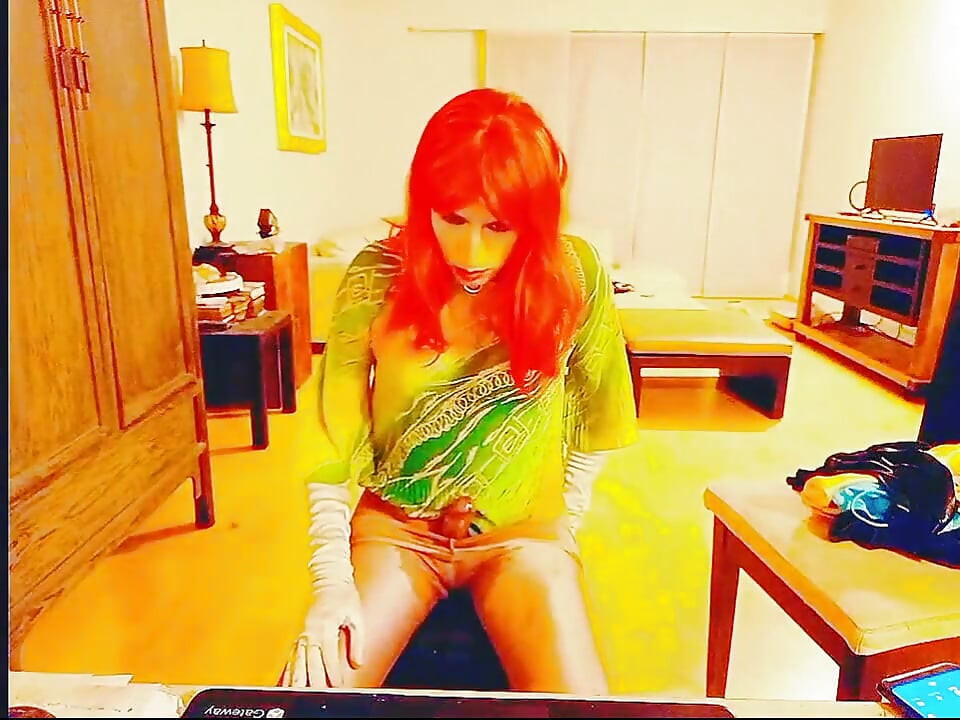 Tammysissy Masturbates with Piss Games