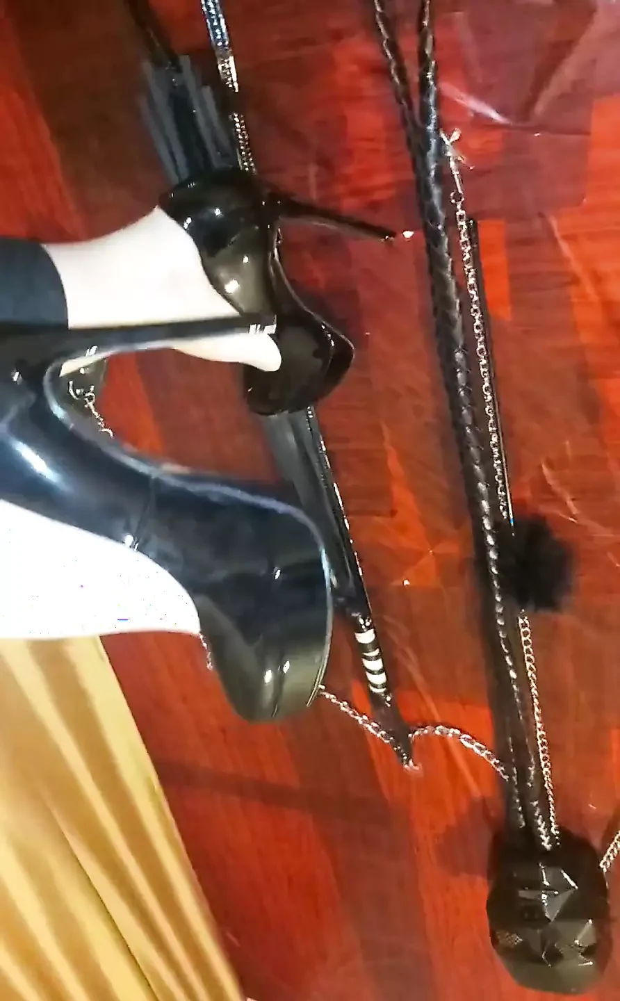 Dilinizi güzelce dışarı çıkarmaya hazır olun, çünkü bu yüksek topuklu ayakkabılar sadece onları yalamanız için orada ve son eylem olarak