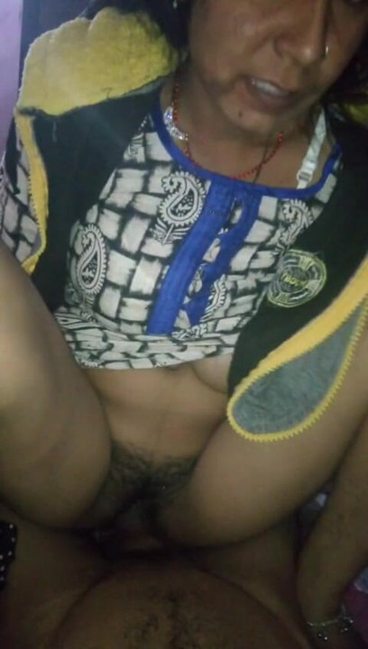 Meri patni mere land per baithker maja leti hue