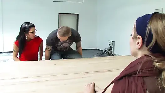 Эту французскую крошку хардкорно трахнули в ванной