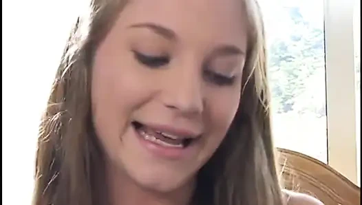 Randy сосущей член крошки трахают 2 мужика в групповом сексе, затем обкончали