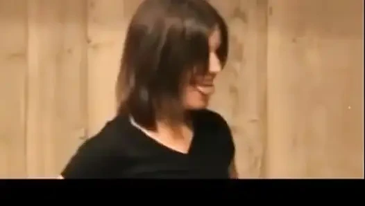 Handjob dominan oleh dua wanita