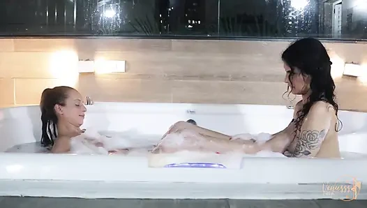 Venusss и Mia целуются в ванне
