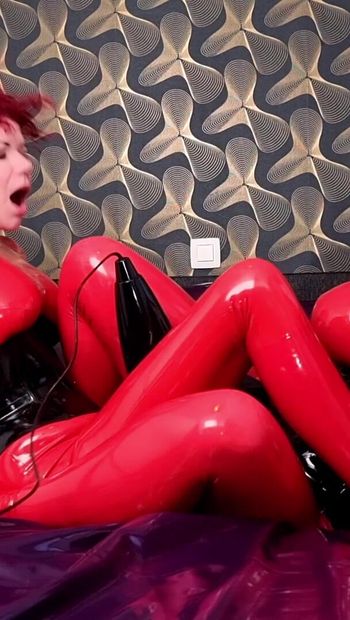 2 geile roodharige vrouwen delen een gigantische toverstaf op fetisj-fans