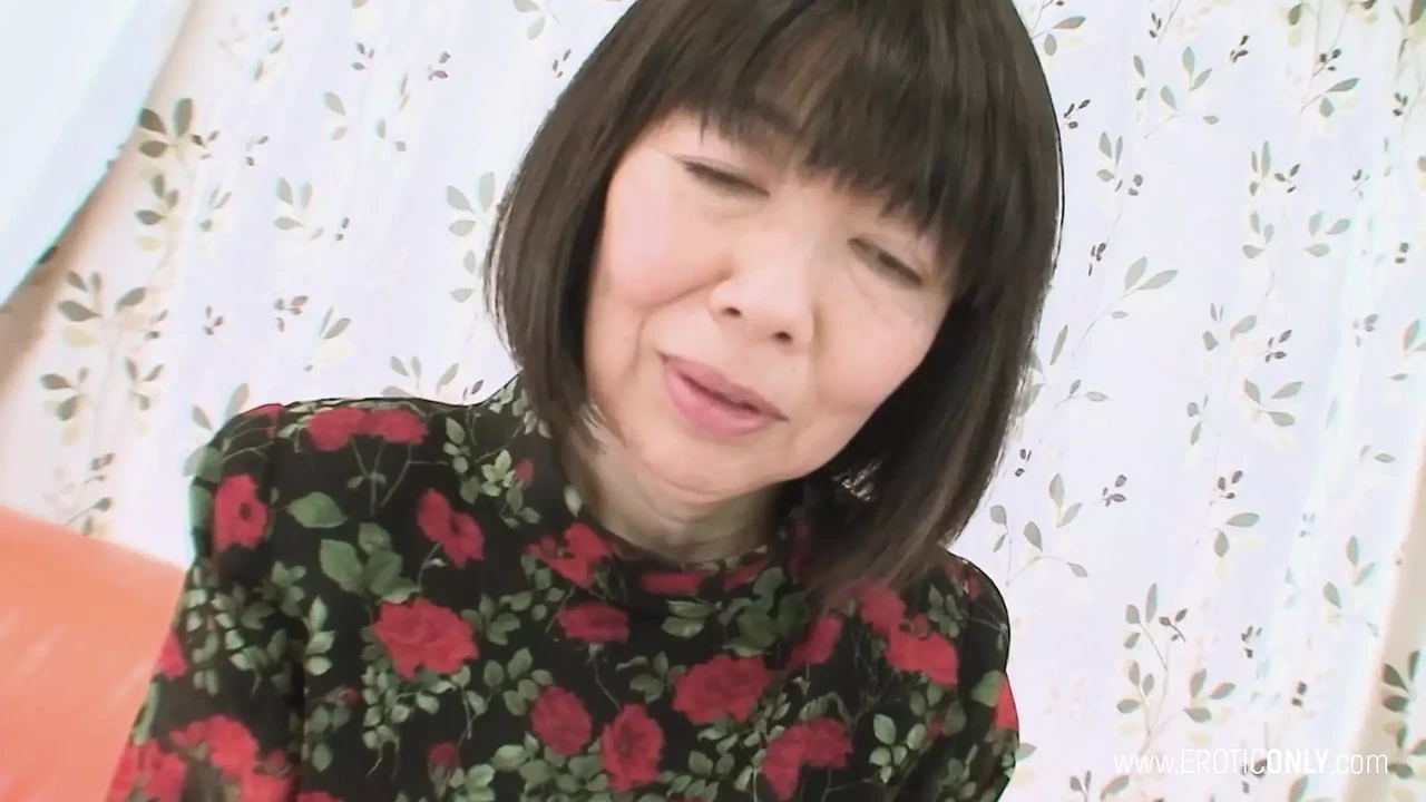 日本奶奶第一次在她的阴户上用震动棒被狠操