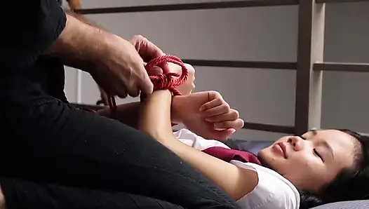 Asyalı genç kız bağlı ve rüyalarından daha iyi sikiliyor