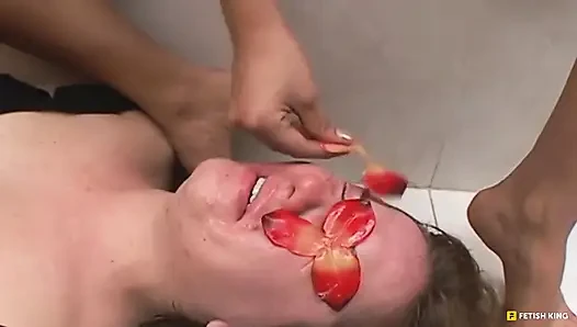 Schluck meine perfekten füße, schlampe! - perfektes mädchen mit blauen augen und tiefe füße, lesbische domina