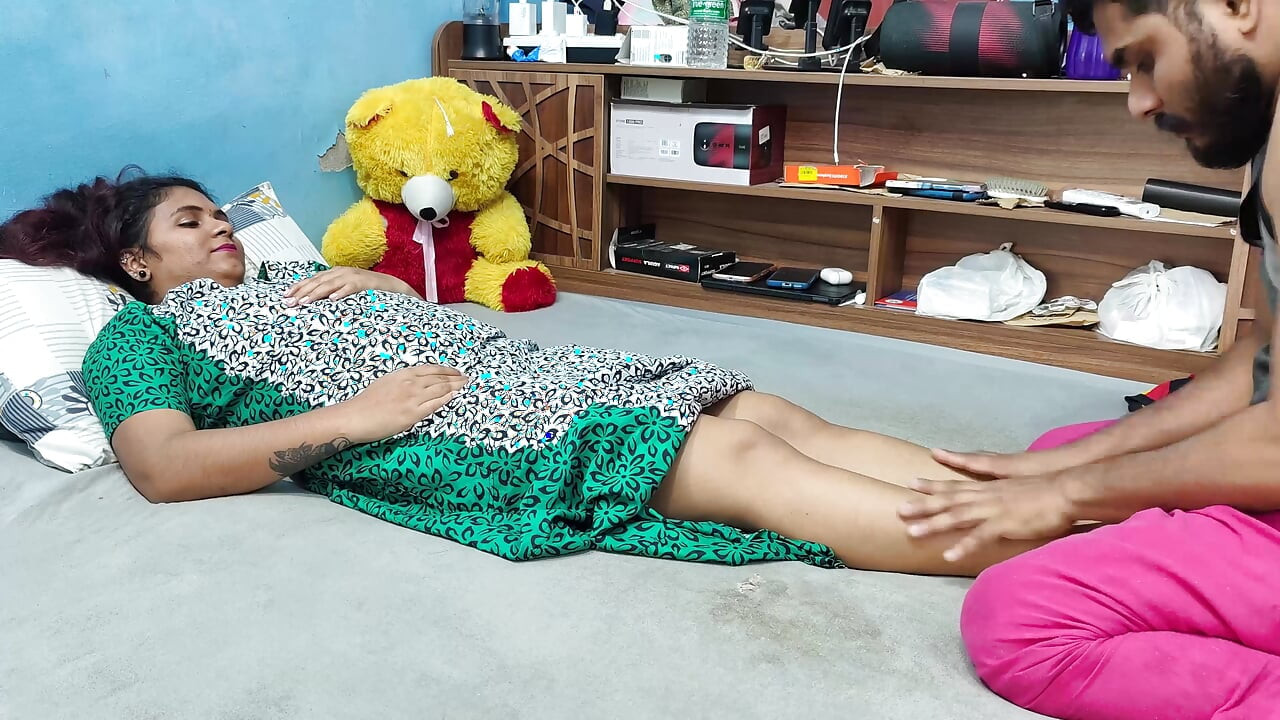 Malayali vrouw voetenmassage doen door echtgenoot