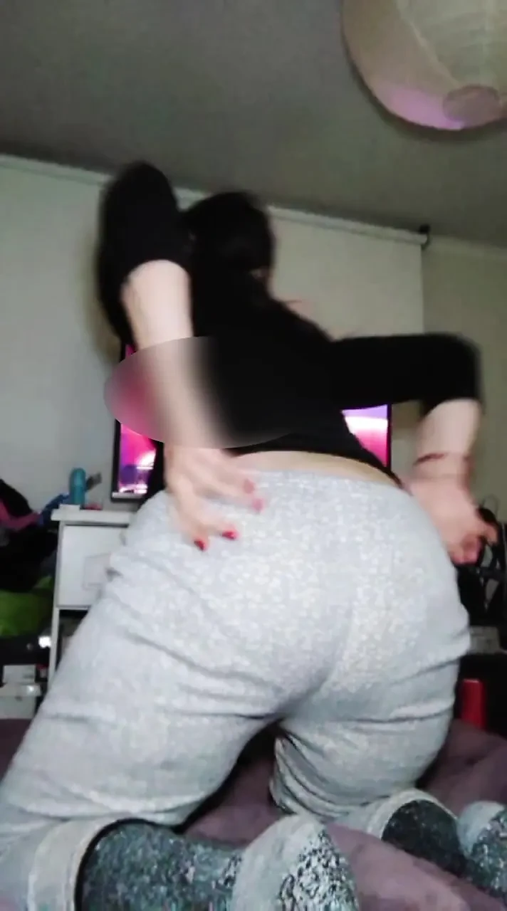 Latin orta yaşlı seksi kadın videoyu üvey oğluna göndermek için götünü açarken kaydediyor