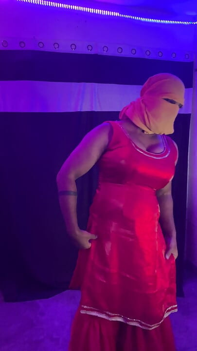 Crossdresser India dalam sharara sutera merah satin
