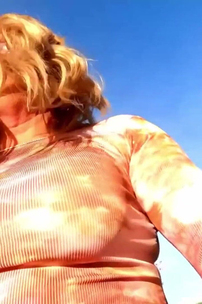 Crossdresser Kellycd2022 na izletu u vožnju niz ulice