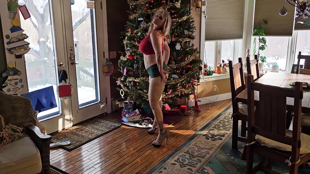 Mommy Housewife HUGE Tits and Big Ass at Christmas ONLY FANS Mature MILF