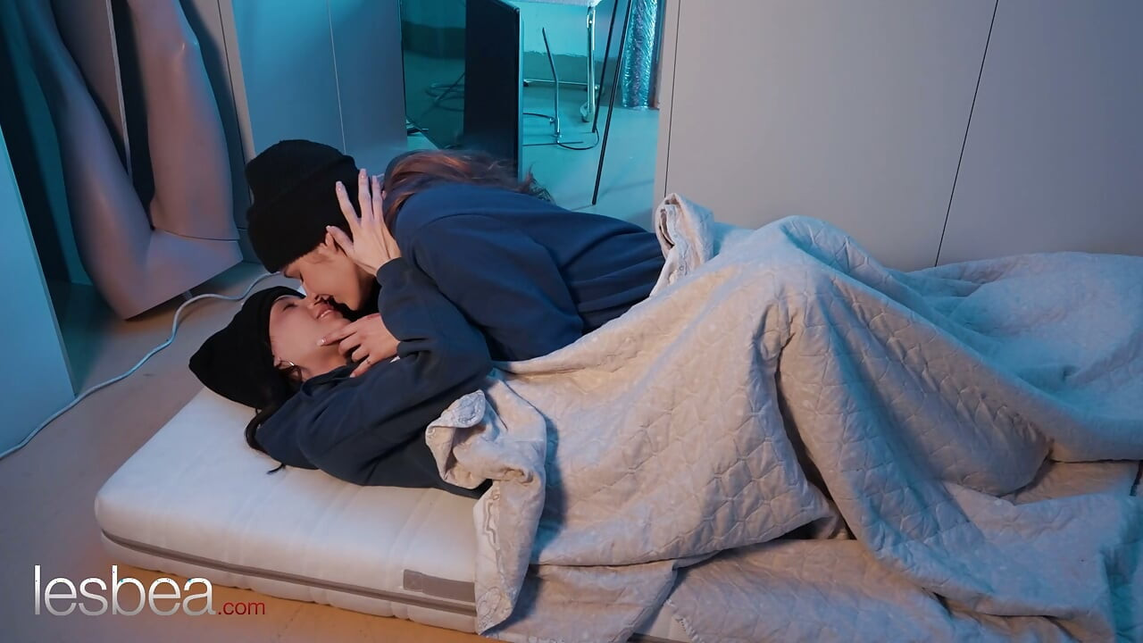 Lesbea Stygga tjejer Emily Pink och Violet Viper låsta i lesbisk sex med saxorgasmer