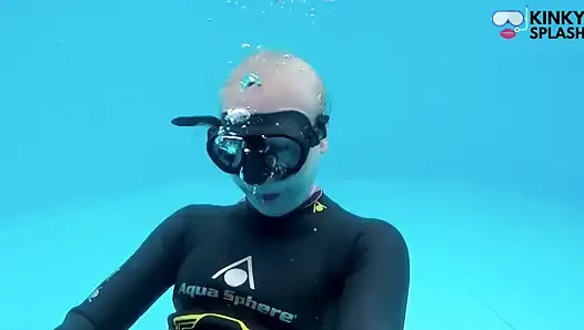 Wetsuit joi bawah air di kolam renang pribadiku