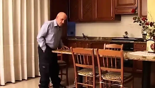 Azgın orta yaşlı seksi kadın mutfakta parmaklanıyor ve sikiliyor