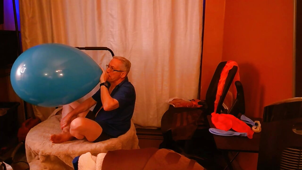 156) Looner Blows to Pop and Humps Giant Balloons