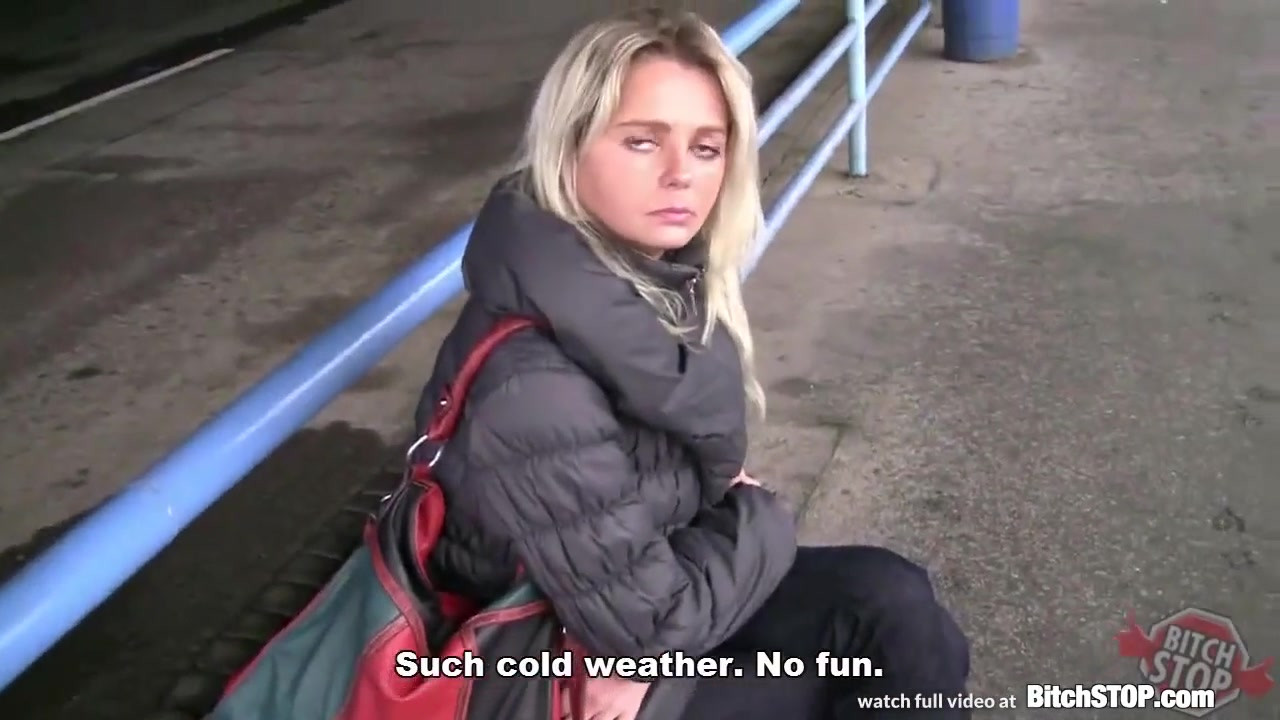 婊子站 - 金发捷克熟女在公交车站被接