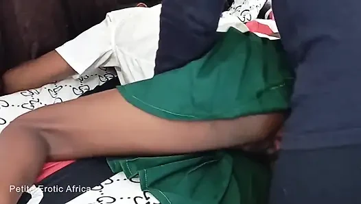 Сладкая чернокожая тинка принимает огромный хуй из страсти