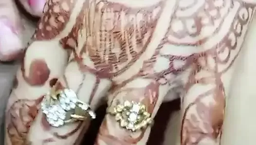 Une femme mariée indienne nouvellement mariée se fait jouer par son mari