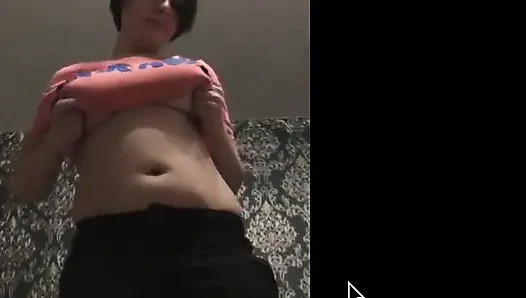 Göğüsler ağır çekimde tişörtten atlıyor!
