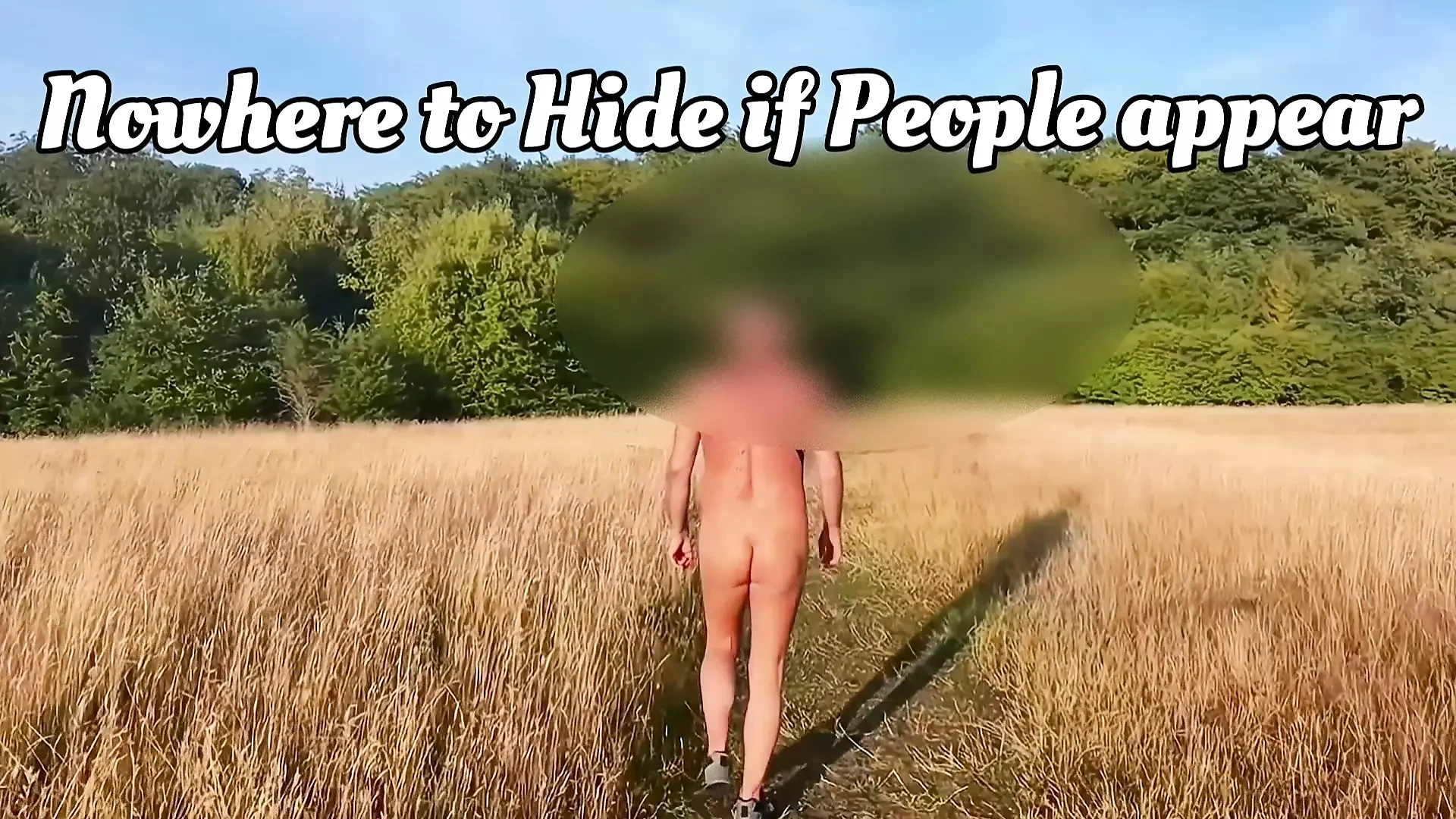 Audace passeggiata nuda in campagna