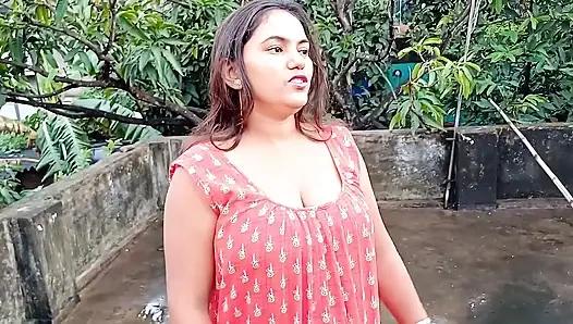 Nachbarin sah, wie Komal sie fingerte, packte ihr land und zog sie unter, dann urinierte sie darauf