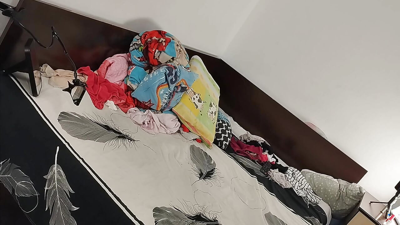 Bruna Sexy Che Fa Le Faccende Nude in Giro per La Casa.