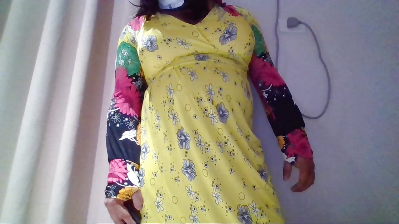 Crossdresser en un Maxi Gown amarillo
