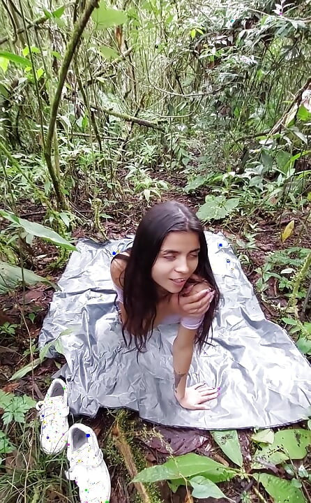 Kolombiyalı ormanın ortasında mastürbasyon yapıyor