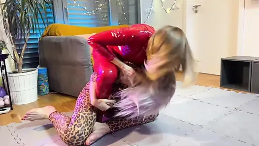 Lateks kostümlerle rekabetçi kadın güreşi