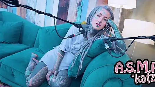 Ich spreche über I - Isolation - ASMR podcast SFW spricht goth dünnes mädchen dreadlocks tattoo-modell inked mädchen