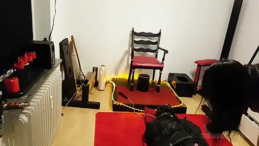 Tombul esmer dominatrix fetiş zindanında bağlı köleyi komuta ediyor