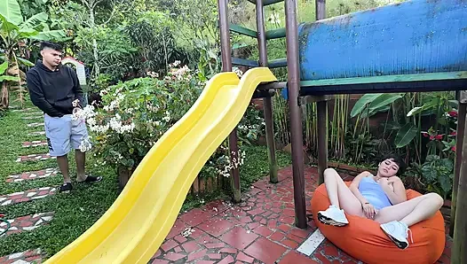 Ev bahçıvanım beni mastürbasyon yaparken görüyor ve azıyor, bu yüzden büyük yarağını sokmama izin vererek onu memnun etmeye karar veriyorum.