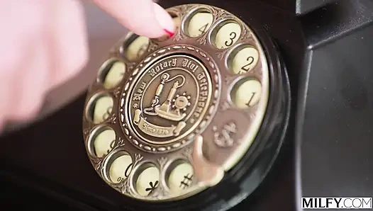 Orta yaşlı seksi yaramaz orta yaşlı seksi kadın Armani Black ve tatlı kız arkadaşı Matty Mila Perez sırayla genç delikanlının yarağının üstüne çıkıyor