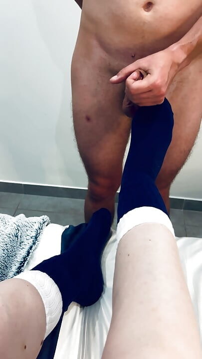 Minhas meias em camadas azul e branca recebem toda a atenção