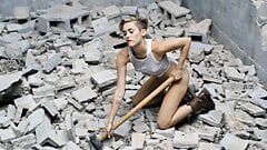Miley Cyrus îți distruge coaiele - videoclip porno muzical