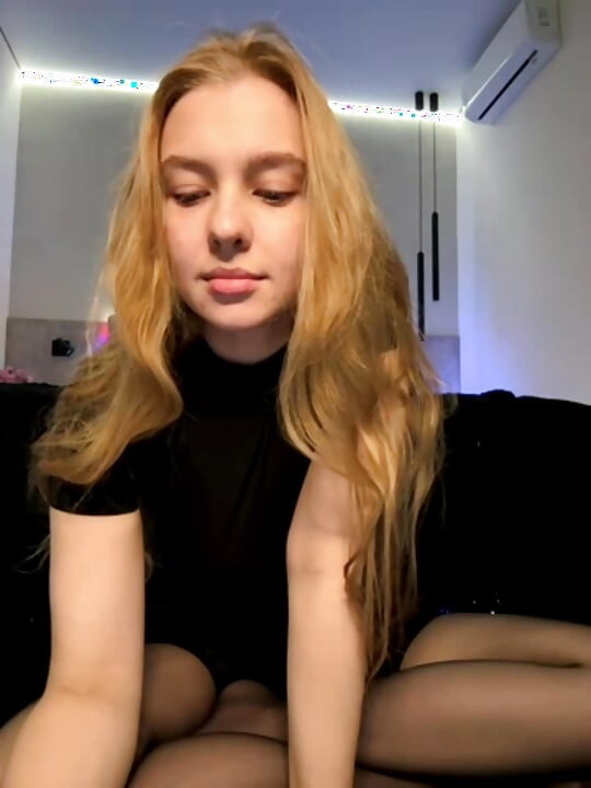 המורה מטלטלת ומשפשפת את הכוס שלה עם משקפיים