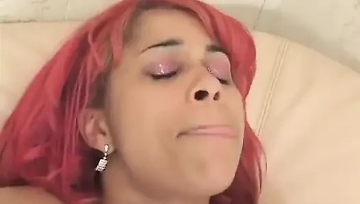 Pinky suka banget dientot habis-habisan sama kontol besar pria kulit hitam sambil ngusap itilnya pakai dildo