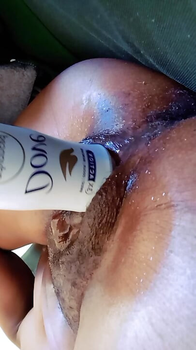 La gran botella puede caber en mi coño virgen