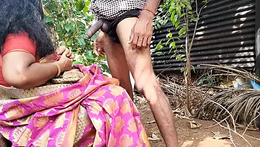 Tante lagi nyari sesuatu di taman dan aku ngentot sama dia